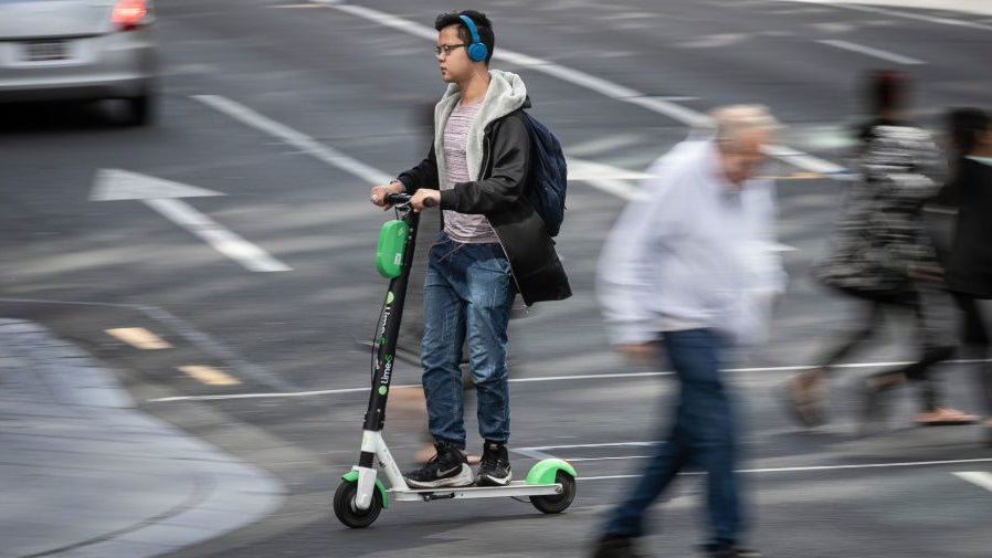Cinco consejos de seguridad para conducir patinetes eléctricos